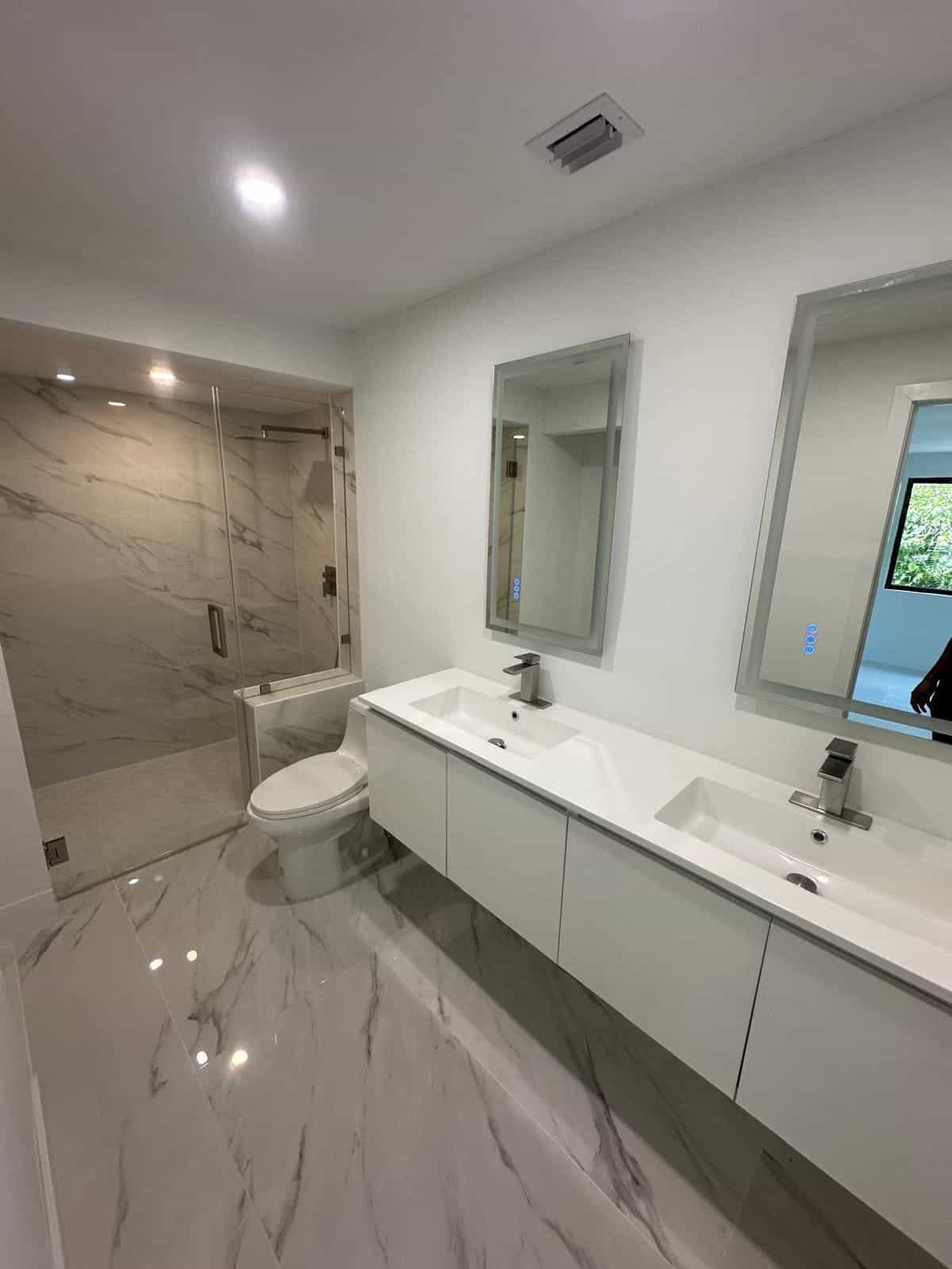 Before and after of a Bathroom remodeling by a plumber in Sweetwater